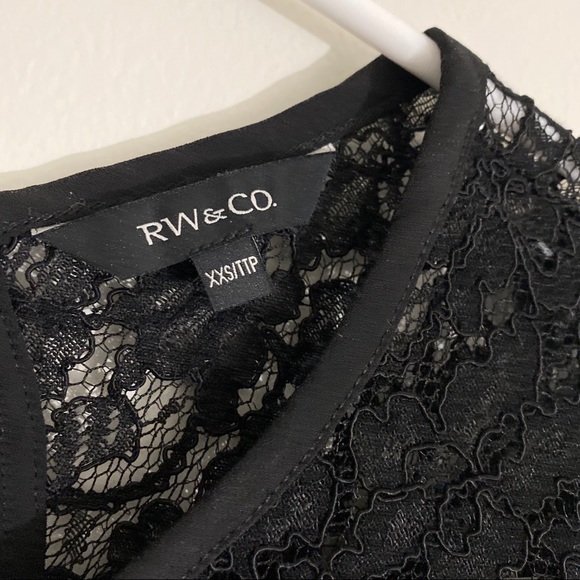 RW&CO | Sleeveless Blouse with Lace - Picture 4 of 7